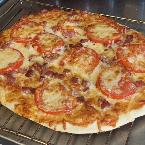 Возьмите кефир и воду — за 5 минут получится идеальное тесто для пиццы: тонкое и мягкое